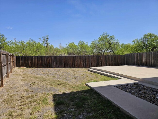 Building Photo - 216 Welland Dr