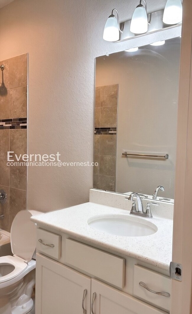 Building Photo - 3 Bed/2.5 Bath Town Home with Garage / Available Soon!