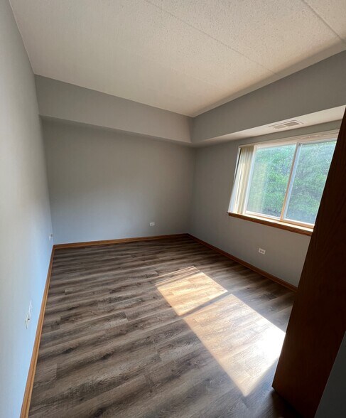 Building Photo - 943 Elderberry Cir