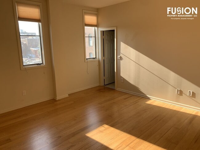 Building Photo - Top Floor Remolded Penthouse on College Street!