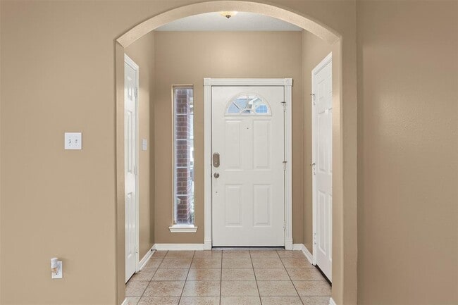 Building Photo - 1602 Village Townhome Dr