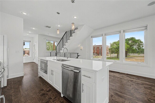 Building Photo - 644 SW B St