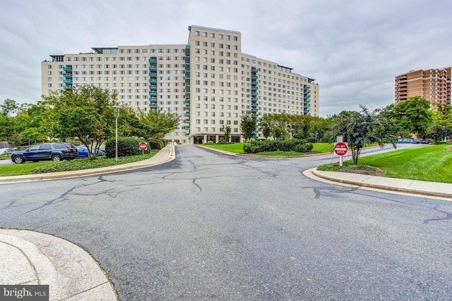 Building Photo - 10401 Grosvenor Pl