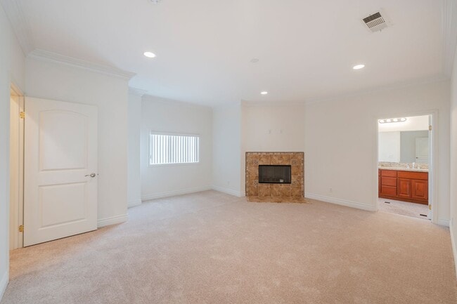 Building Photo - Spacious and Quiet Hawthorne Home!