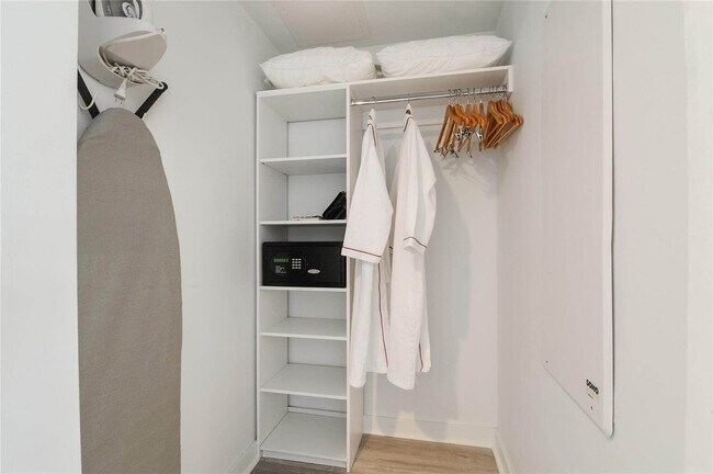 Building Photo - 2602 E Hallandale Beach Blvd