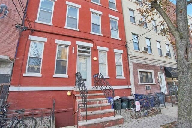 Building Photo - 320 Madison St