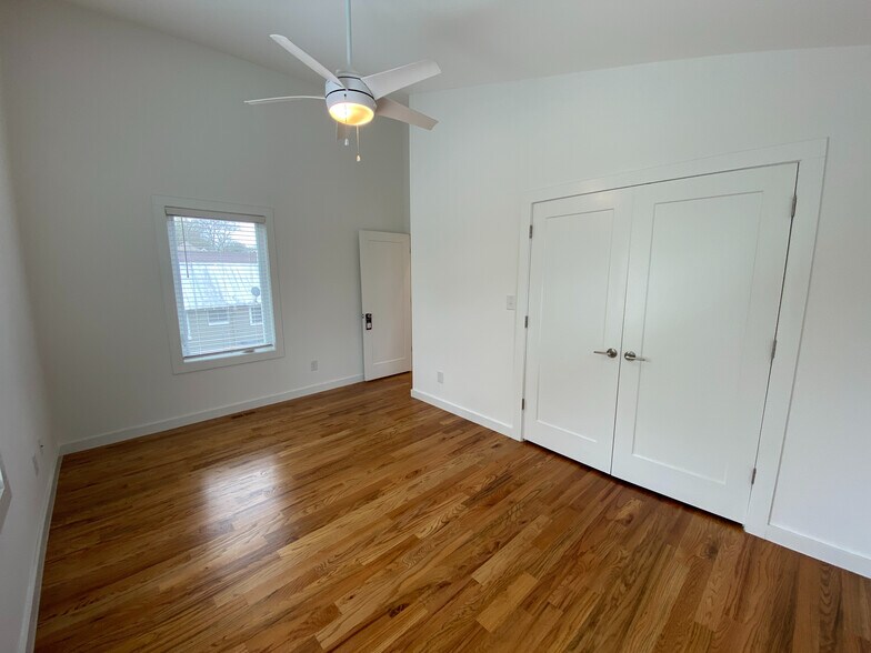 Building Photo - Room in House on Heck St