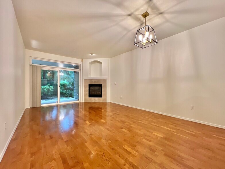 Living room - 12712 Admiralty Way