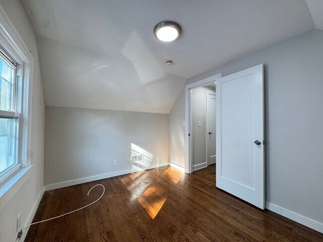 Building Photo - Cape Cod Single Family | Just a Block from the Beach!