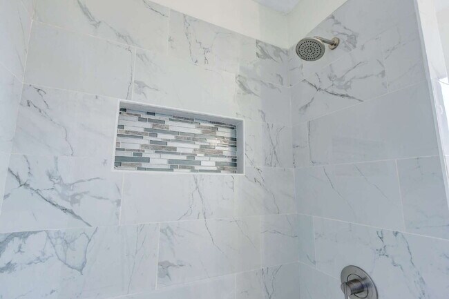 Building Photo - Fully Renovated Gem!