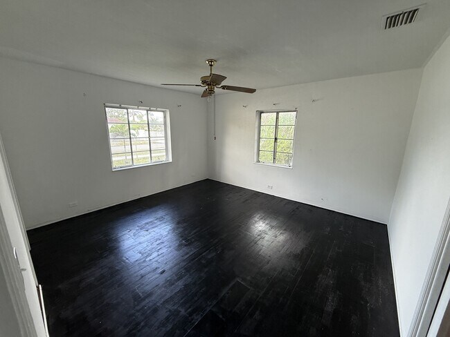 Building Photo - 1330 Kasim St