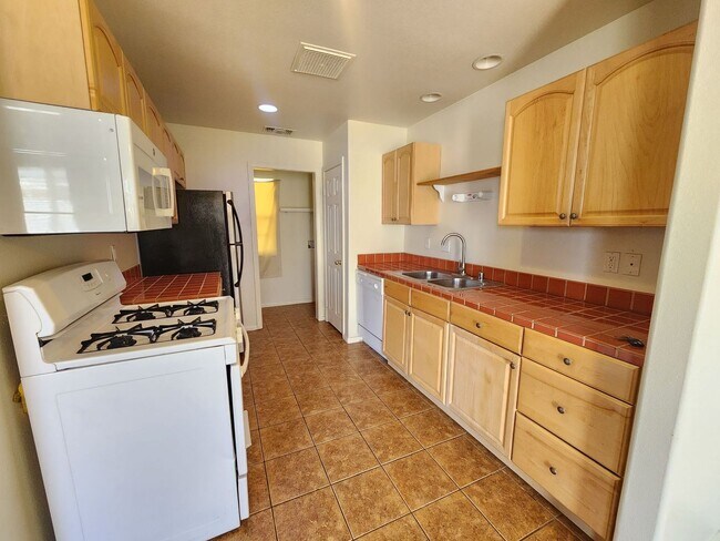 Building Photo - Beautiful 3 bedroom  2 bath
