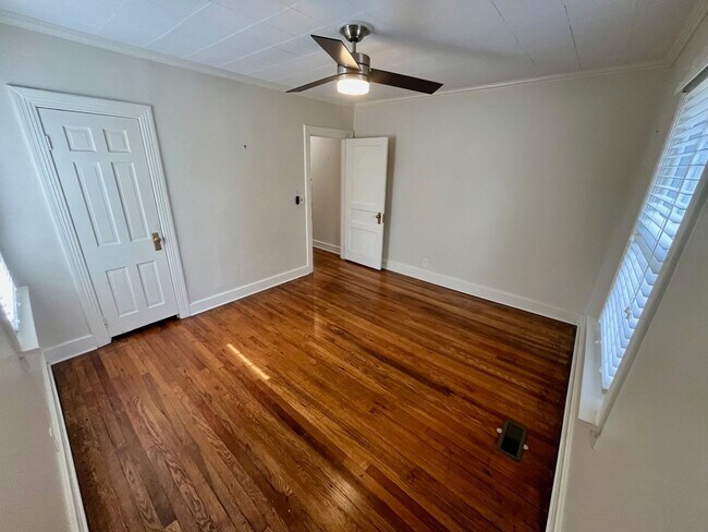 Building Photo - Pet Friendly Home with Fenced Yard in Sylvan Park, 3 Bedrooms/ 1 Bath, Minutes to the Greenway