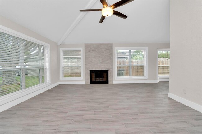Building Photo - 10051 Green Valley Ln