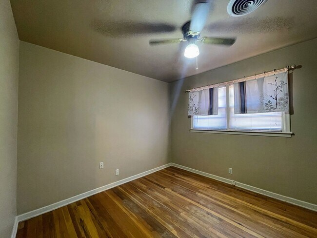 Building Photo - Move-In Ready 3-Bedroom Lamesa Home – Comfortable Classic Charm!