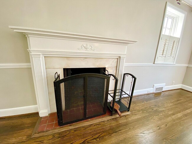 Building Photo - Stunning 4 Bed/3.5 Bath Historic Home - Be...