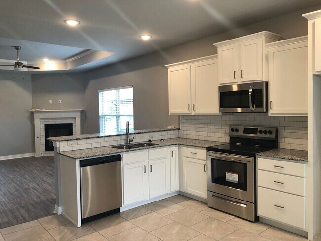 Building Photo - BEAUTIFUL BENTONVILLE HOME - LARGE FENCED IN YARD - GREAT LOCATION