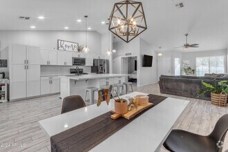 Building Photo - 1114 E Artesian Way