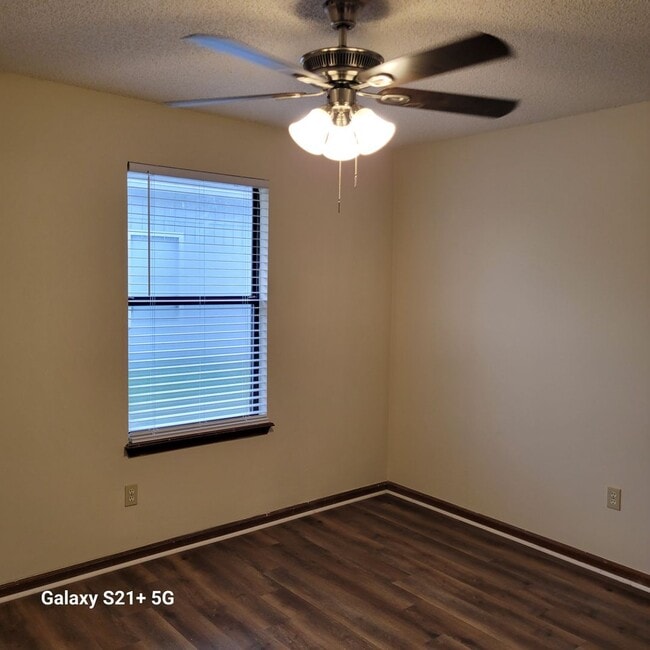 Building Photo - $1150 - 2/2 - Move IN Special!