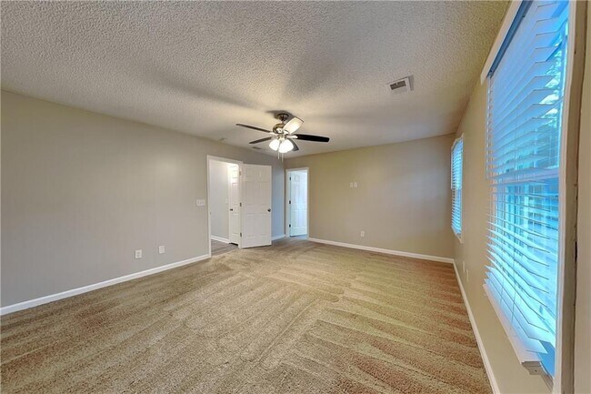 Building Photo - 4203 E Emerald Dr NW