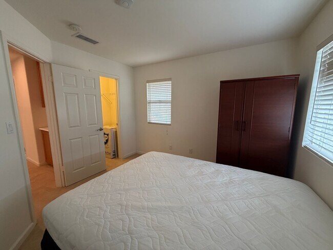 Building Photo - Spacious 4-Bedroom Ewa Beach Home with Den...