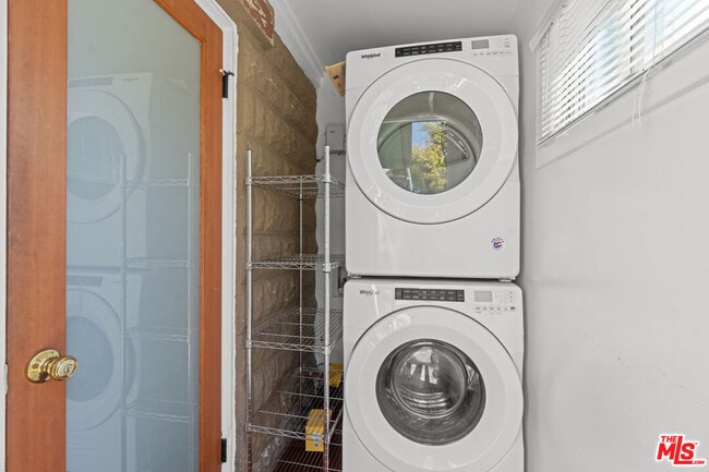 Building Photo - 307 6th Ave