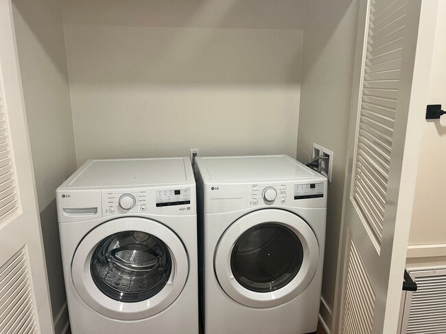 Building Photo - Brand New 2 bed 2 bath Townhome Rolling Hills Estates