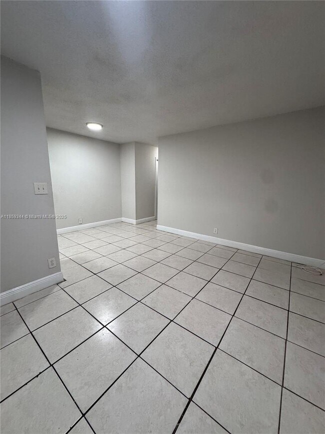 Primary Photo - 2137 Hayes St