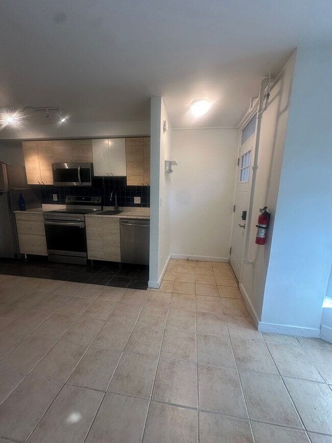 Building Photo - Modern Basement Unti 1 Bedroom/1 Bath, Recently renovated, new stainless steel appliances, floori...