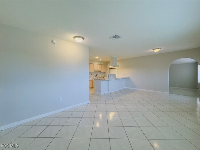 Building Photo - 913 Hudson Ave