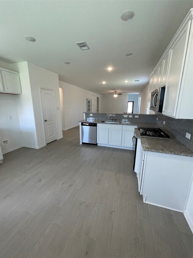 Building Photo - 8111 Royal Palm Ct