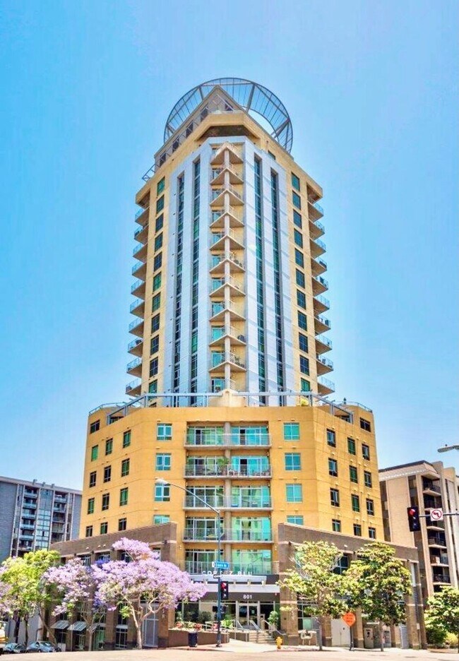 Building Photo - Beautiful Large 2 Bdrm, 2 Ba Condo in Cort...