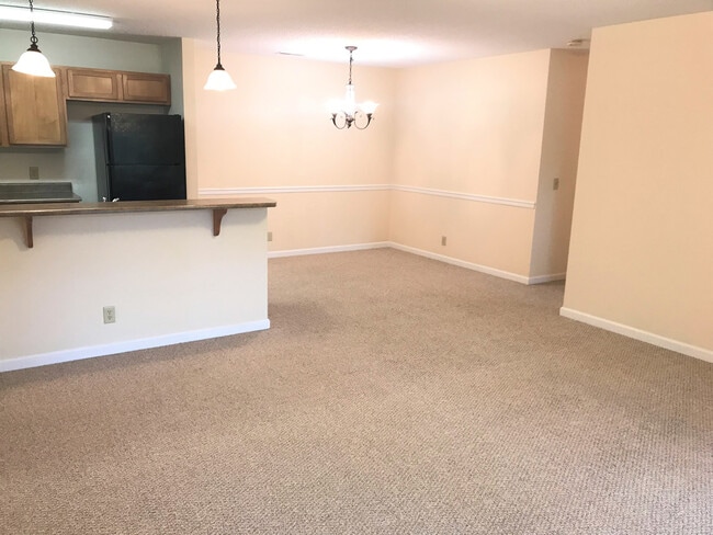 Building Photo - Hendersonville Condo - Top Floor - Wonderful Office Space!