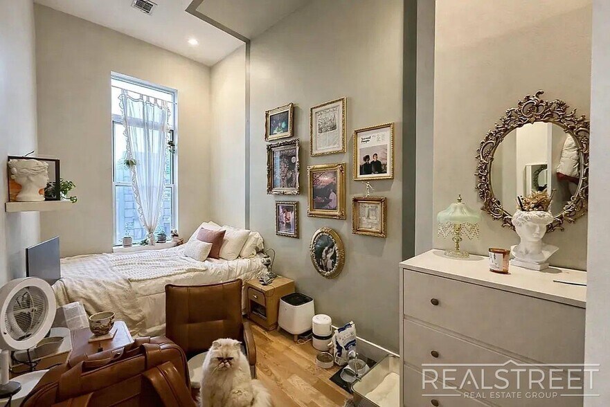 Building Photo - Spacious 3-Bedroom Residence Near Maria Hernandez Park