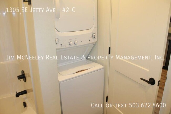 Building Photo - Upper level 2 bed/ 1 bath w/ 1 Assigned Pa...