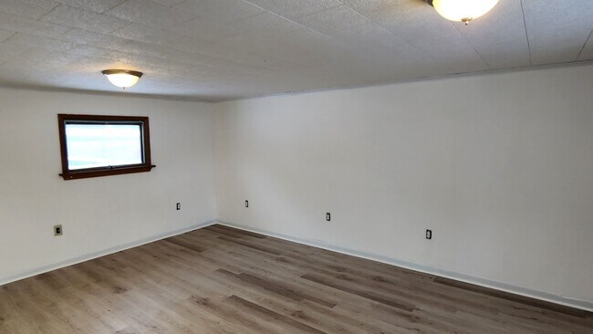 Building Photo - Four Bedroom Single Family Home in Bradford PA! Off Street Parking!