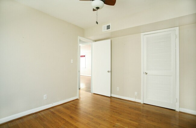 Building Photo - 425 26th St