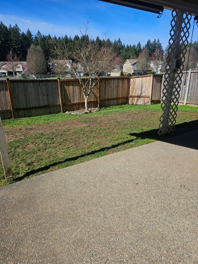 Building Photo - 4 bedroom shy 2500 sqft home in gated cmty!