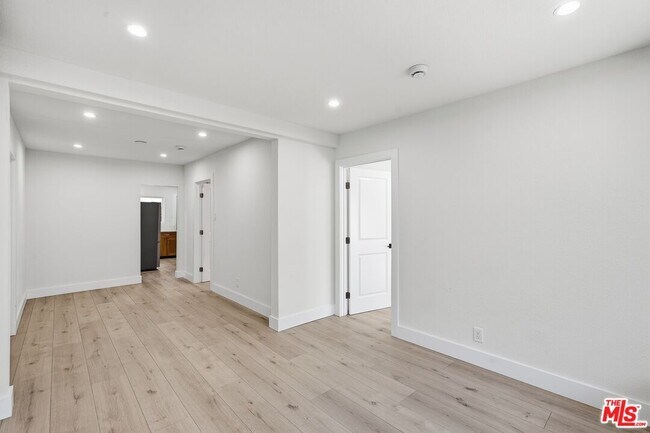 Building Photo - 5915 1/4 Barton Ave