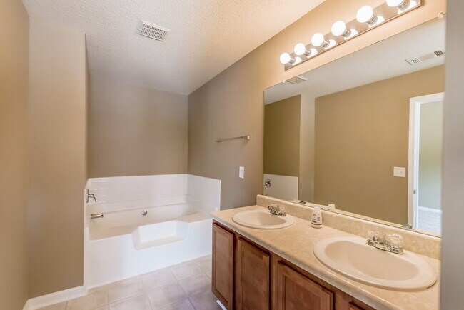 Building Photo - 119 Baywood Way