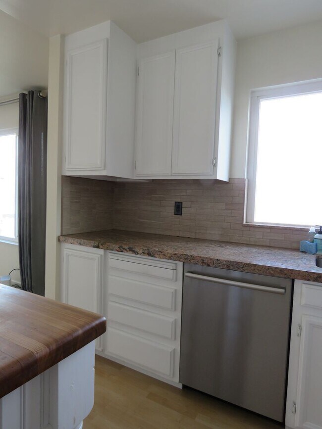 Building Photo - Hidden Gem with Outrageous Views - 1 Bedroom w/ Parking