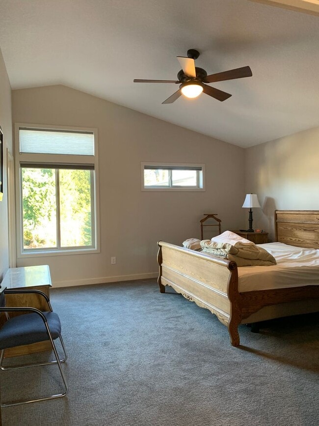 Building Photo - Beautiful Newly Custom Built Home! Vaulted Ceilings! Partially Furnished! Open Floor Plan!