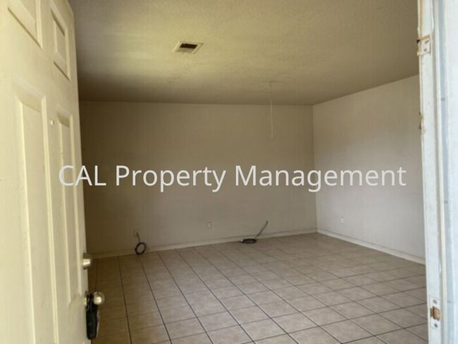 Building Photo - Three bedroom house in King City, CA