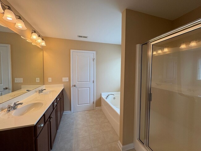 Building Photo - Gorgeous Sanford Home with Fenced Yard