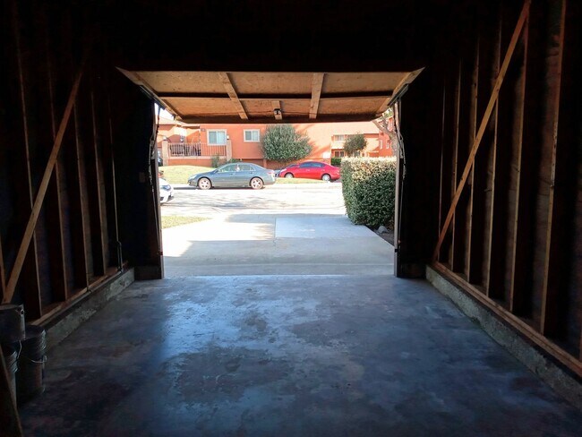 Building Photo - Charming 2bd Duplex With Private Yard & Garage