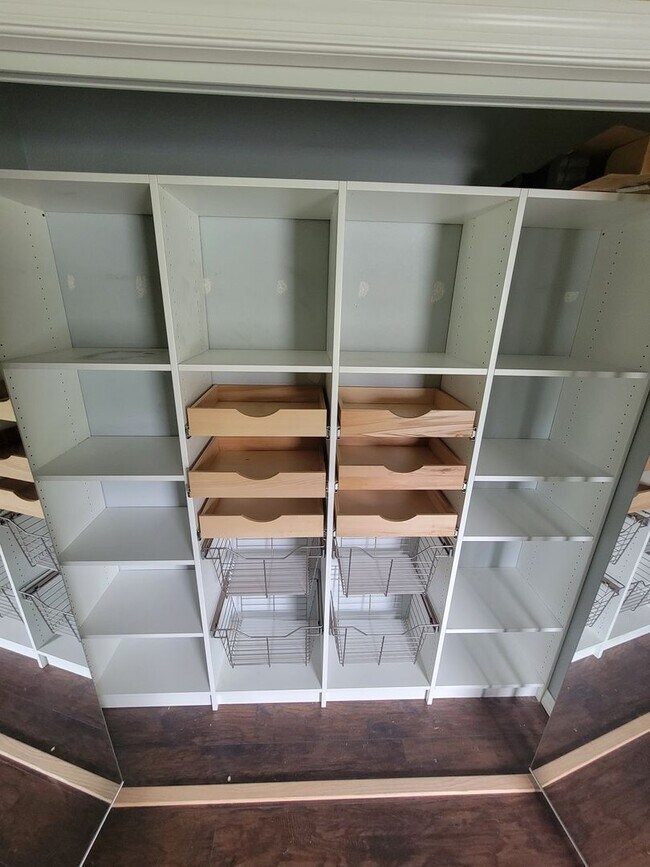 Building Photo - Beautiful Home near Busch Gardens!