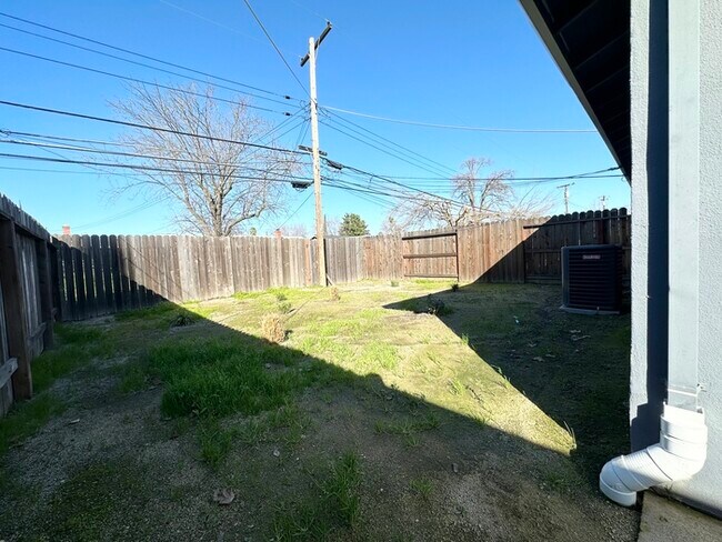Building Photo - Charming 2 bedroom and 1 bath Duplex in Sacramento