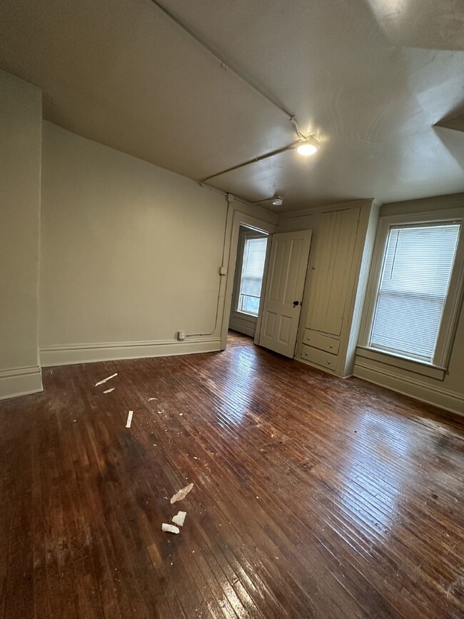 Building Photo - FREE OF SECURITY DEPOSITS 3 Bed 1 Bath ver...