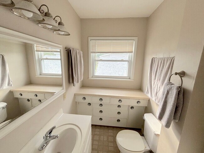 Building Photo - 113 Saint Anthony St N