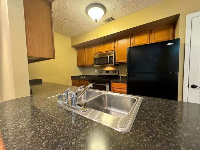 Building Photo - Beautiful Two Bedroom Townhouse!